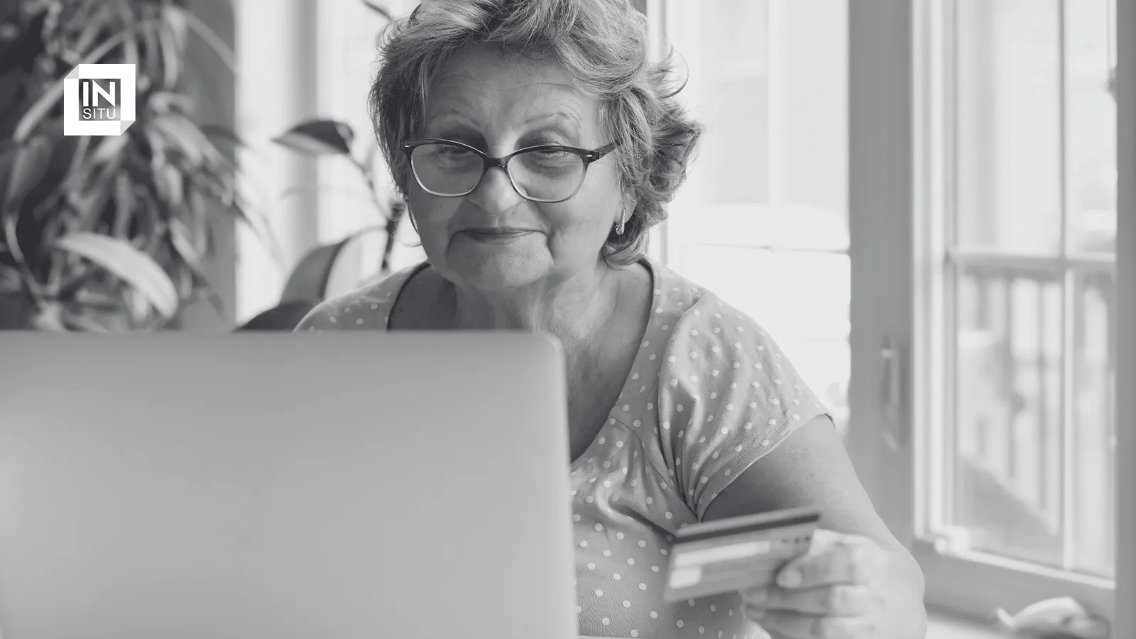 Mujer de tercera edad haciendo compras online