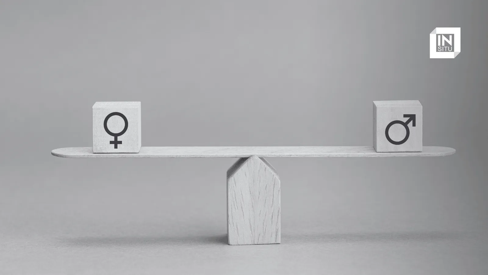 balanza que muestra el equilibrio de género