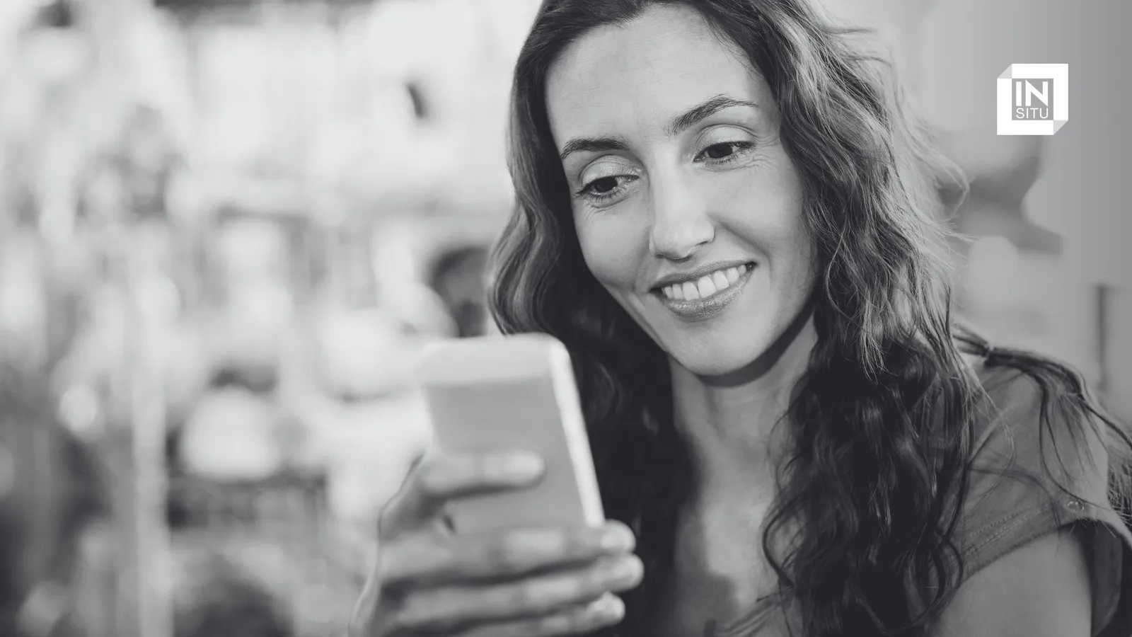Mujer viendo su teléfono para comprar